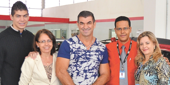 O Magazine Luiza Leporace sorteou, no Dia do Cliente Ouro, um carro zero entre os clientes participantes, sendo o vitorioso Everildo Lima, na foto, com sua mulher Elza e o filho Felipe, mais o gerente Juliano Fernandes e a gerente regional ML Marise Honor